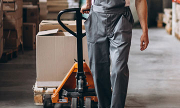 小包の仕分けと倉庫管理など